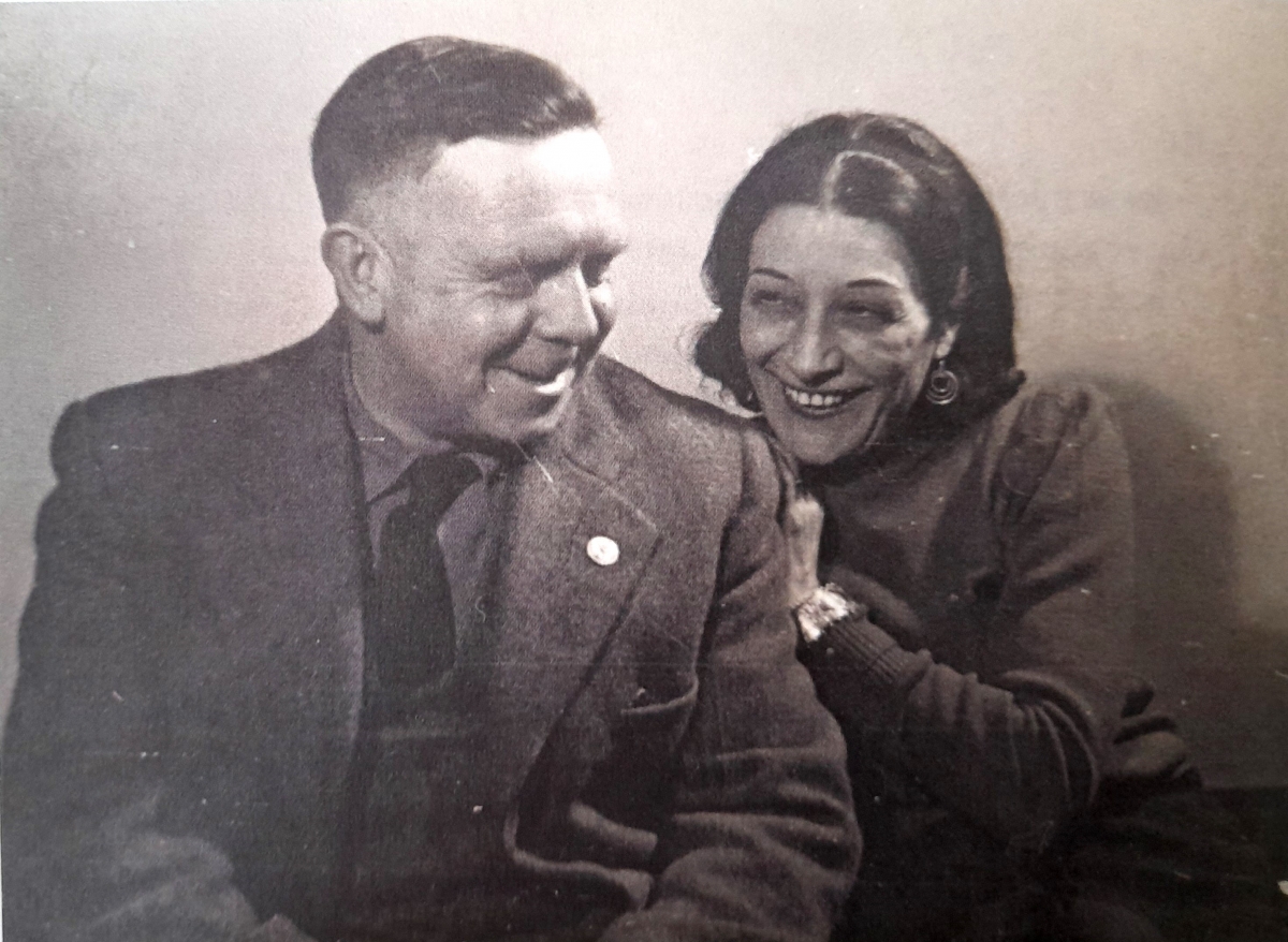 Frank Ayres y Anita Giner en su casa de Londres