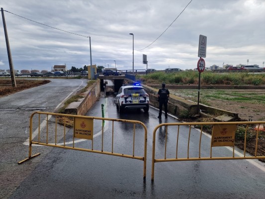 Las lluvias obligan a cortar la V-23 por inundación y provocan atascos y retrasos en trenes y metros
