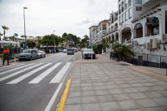 Orihuela mejora la avenida de las Brisas de Villamartín con la reparación de un gran socavón y nuevos pasos de peatones