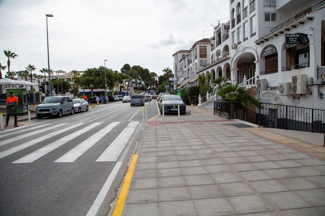 Orihuela mejora la avenida de las Brisas de Villamartín con la reparación de un gran socavón y nuevos pasos de peatones