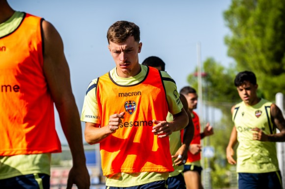 El Levante vuelve al trabajo con Etta y Sotelo todavía al margen del grupo