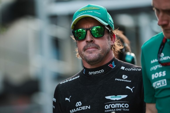 Fernando Alonso renueva con Aston Martin para 2027