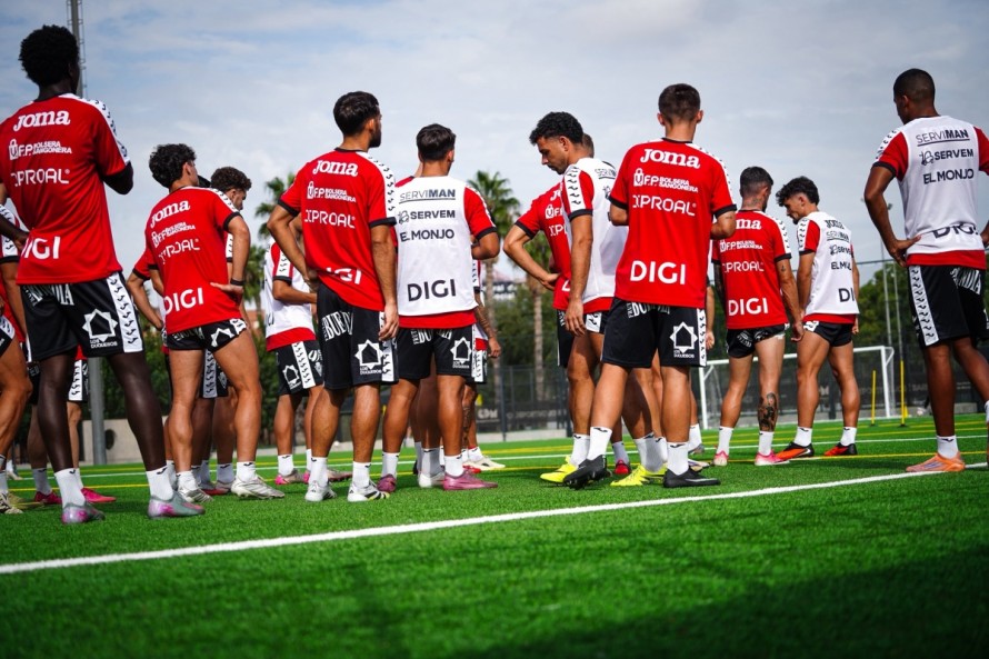 El Real Murcia juega sobre césped artificial en Navalcarnero buscando el billete para la Copa del Rey