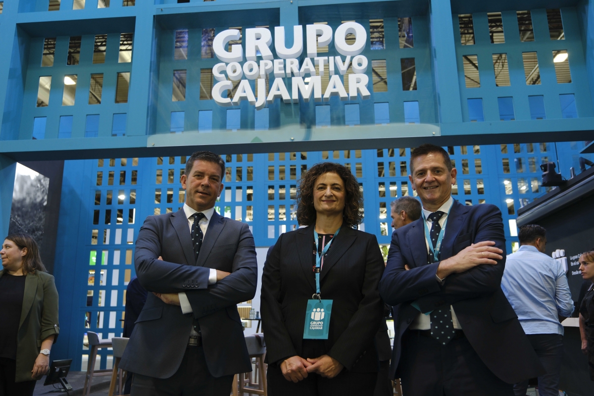 La directora territorial de Cajamar, María Dolores Pagán, junto a los gerentes de Asensio Vera y Ezequiel Jiménez - Foto: CAJAMAR La directora territorial de Cajamar, María Dolores Pagán, junto a los gerentes de Asensio Vera y Ezequiel Jiménez