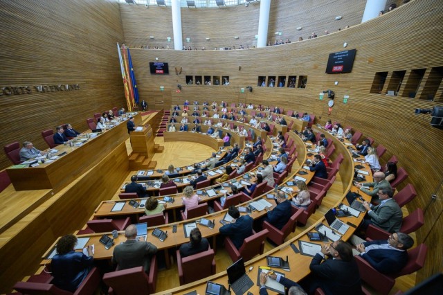 Los grupos defienden sus propuestas, que se votan mañana, mientras el PP cree que Llorca 