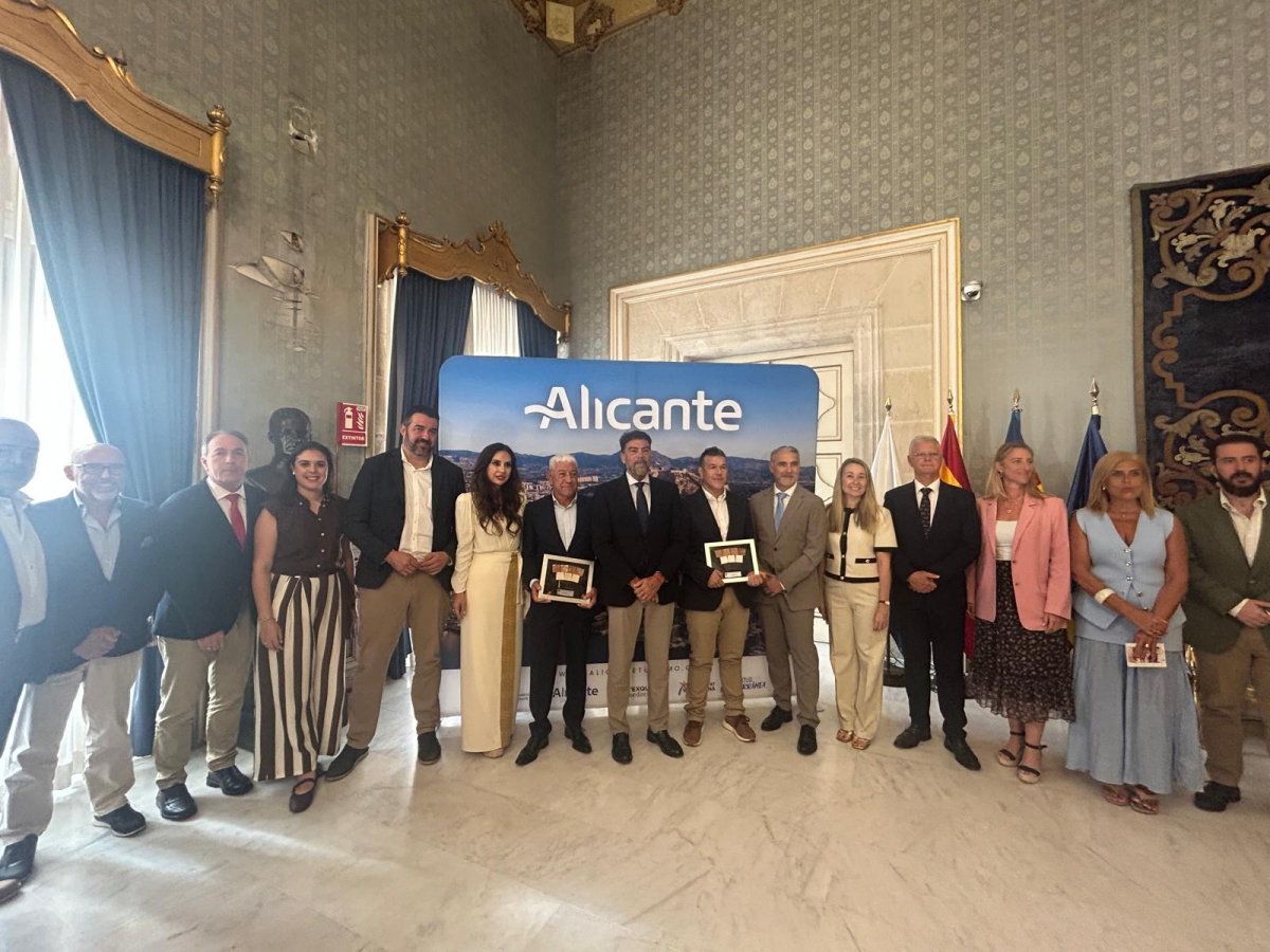 Foto de grupo con representantes del conjunto de la corporación. - Foto de grupo con representantes del conjunto de la corporación.