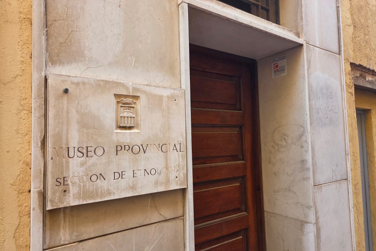 La entrada al inmueble por Sanchis Albella aún conserva la placa del antiguo Museo de Etnología