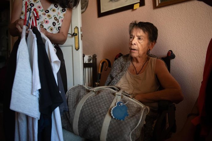 Maricarmen prepara una bolsa con sus cosas el día de su desahucio - Maricarmen prepara una bolsa con sus cosas el día de su desahucio