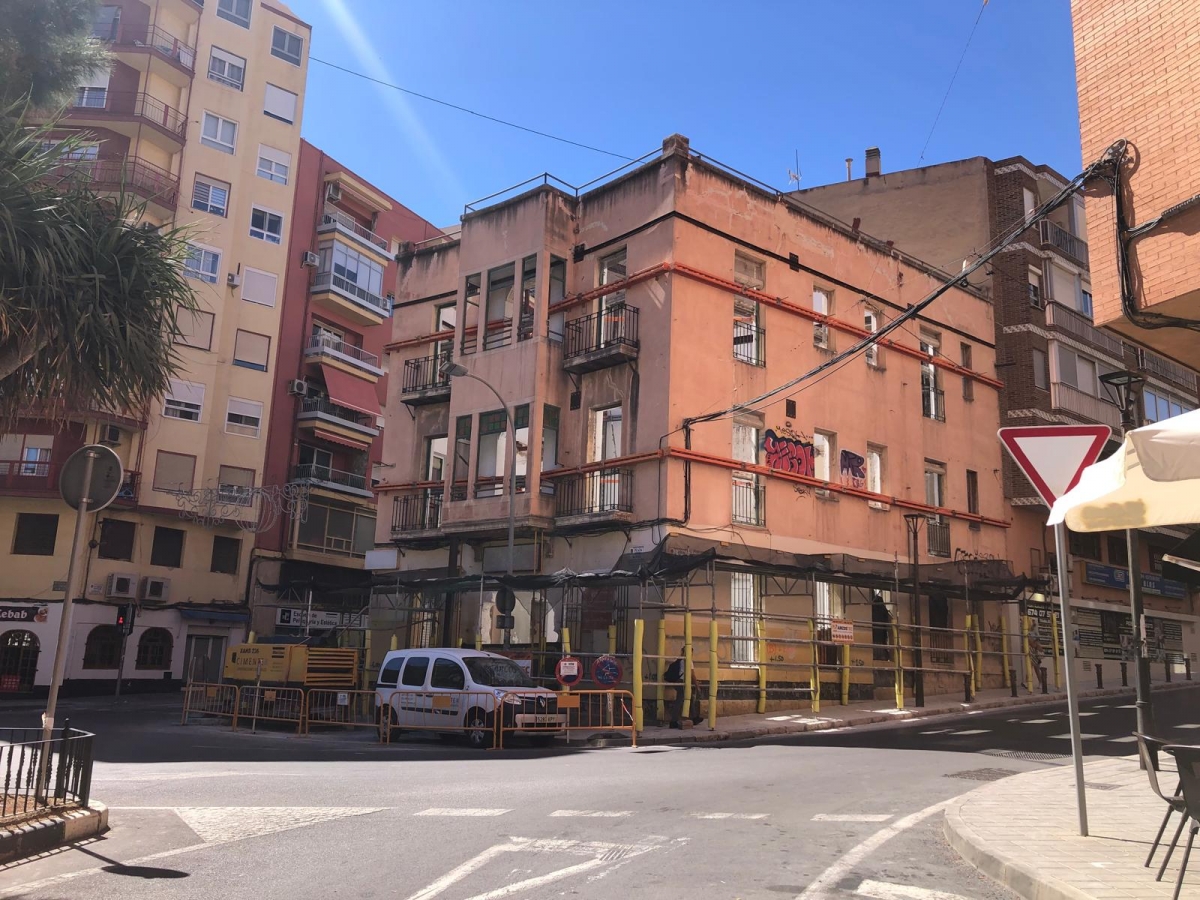 Los trabajos del futuro bloque turístico de la plaza General Mancha de Alicante.