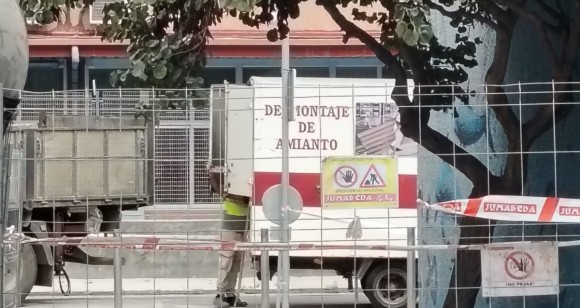 MC pide inspeccionar el derribo del Alberto Colao tras recibir imágenes de vehículos de retirada de amianto en la zona