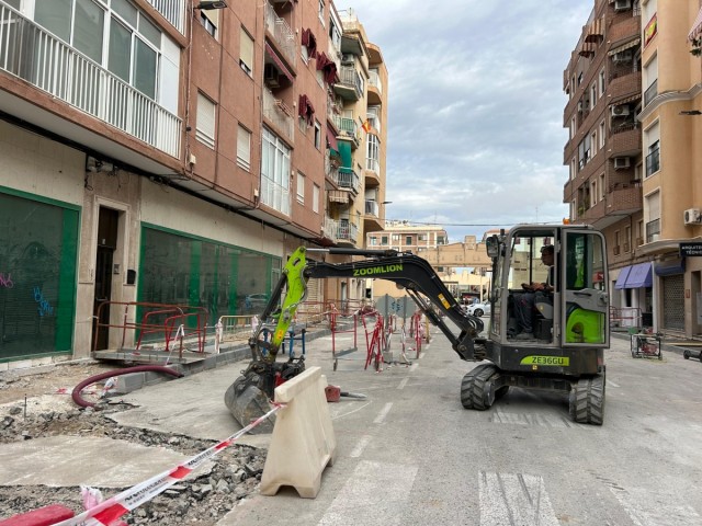 Avanzan en Elche las obras de mejora y renovación de la calle Francisco Alemañ en Altabix