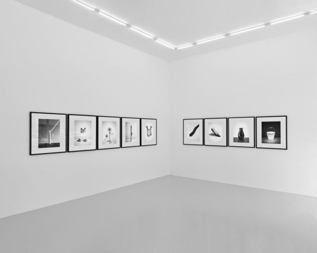 Mirar lo cotidiano con otros ojos: Chema Madoz lleva su singular y premiado lenguaje fotográfico a Artnueve