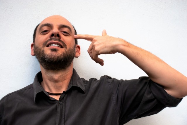 El escritor Fran Béjar presenta este jueves en Murcia una novela 'reversible' de la mano de Lola López Mondéjar