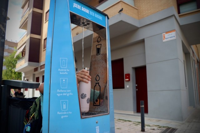 Torrent amplía a seis su red de fuentes de agua refrigerada con una nueva instalación junto a la Plaza Pintor Miró