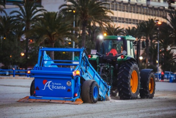 Alicante destina 21 equipos mecanizados con 58 operarios a la limpieza de playas en verano

