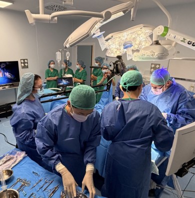 Cirujanos de Tailandia viajan a Alicante para formarse en implantología con el Dr. Rubén Davó