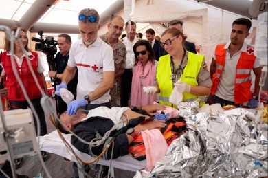 Robles asiste al ejercicio de rescate de un submarino en San Pedro del Pinatar en el que se estrena el 'Isaac Peral' S-81