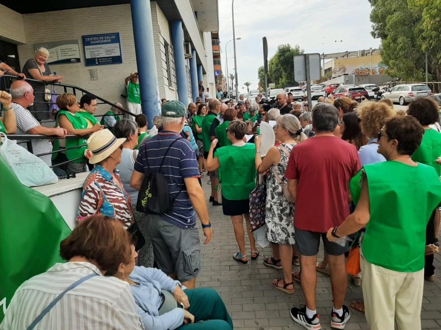 Vecinos de Guardamar reclaman transporte al Hospital de Torrevieja y ampliar su centro de salud