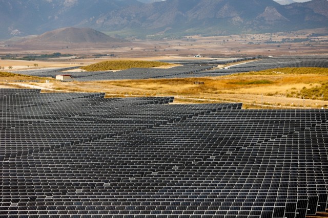 Imágenes de la inauguración de la planta fotovoltaica de X-Elio en Lorca