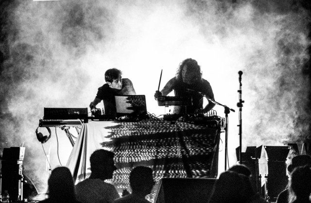 El grupo de electrónica post industrial We Are Not Brothers celebra su 20 aniversario con una gira de despedida