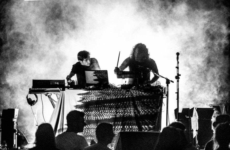 El grupo de electrónica post industrial We Are Not Brothers celebra su 20 aniversario con una gira de despedida