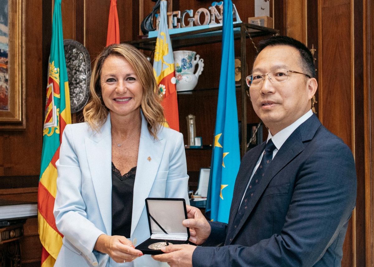 Begoña Carrasco y Zhu Youquing.