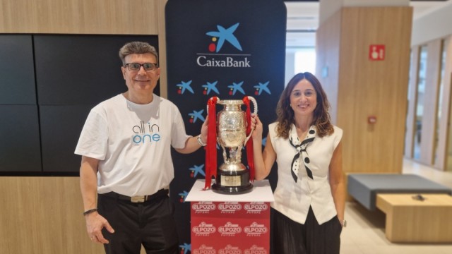La oficina CaixaBank All In One de Murcia acoge la Supercopa conquistada por ElPozo Murcia