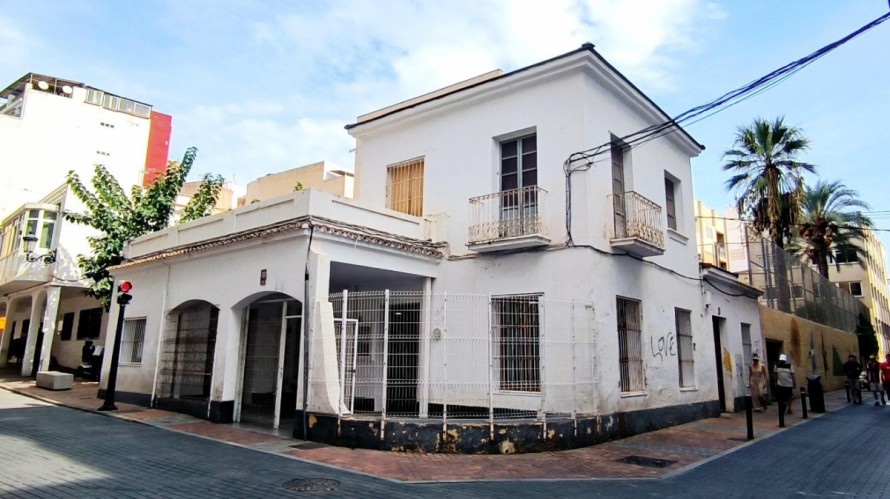 El antiguo Hogar del Camarada languidece en el centro de Benidorm a la espera de completar su rehabilitación