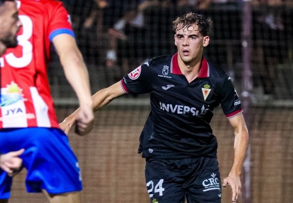 El Murcia cae en Navalcarnero por 3-1 y acabando con nueve para quedar fuera también de la Copa del Rey