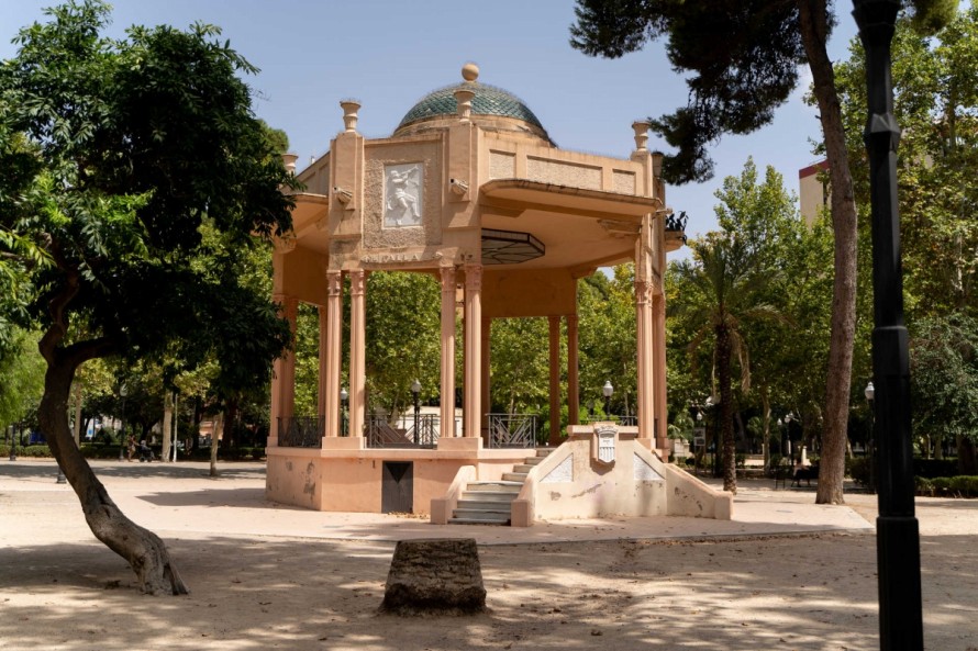 Dos por uno para el parque Ribalta: Castelló licita la reparación de los bancos o el Templete por 193.000 €