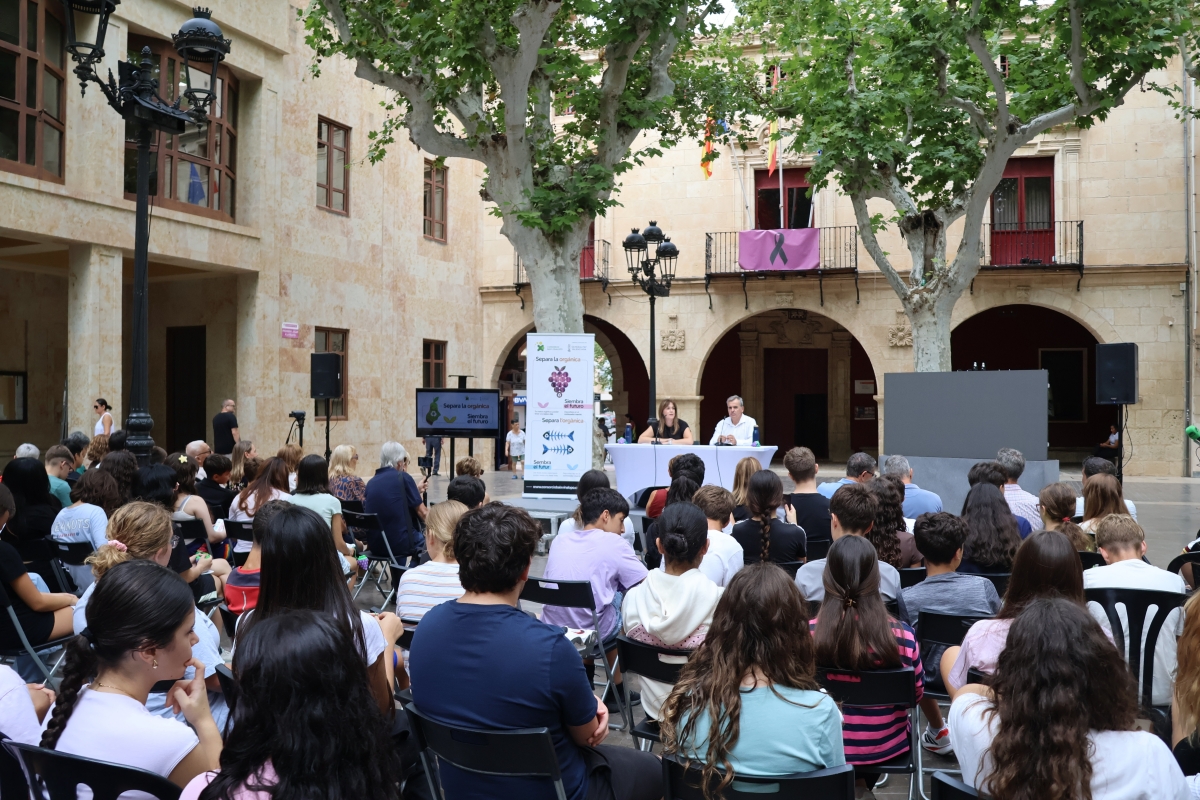 La presidenta del Consorcio Baix Vinalopó y el alcalde de Aspe, durante la presentación.