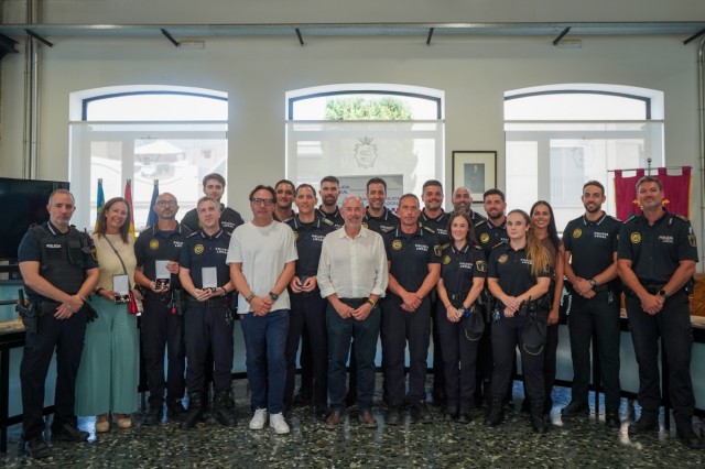 Massanassa reconoce a nueve agentes de la Policía Local por su actuación durante la Dana