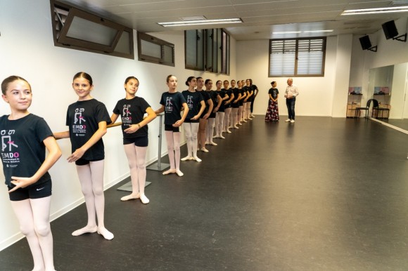 Orihuela renueva el aula de la Escuela Municipal de Danza con un nuevo pavimento técnico