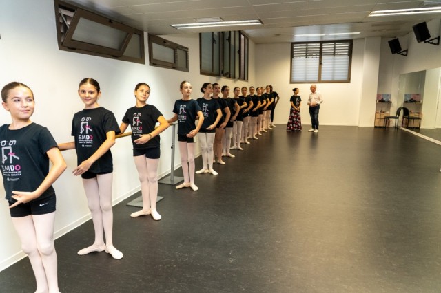 Orihuela renueva el aula de la Escuela Municipal de Danza con un nuevo pavimento técnico