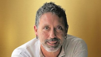 El escritor Carles Cortés, Premio Antonio Roig Roselló por su labor sobre la memoria LGTBIQA+