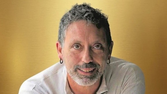 El escritor Carles Cortés, Premio Antonio Roig Roselló por su labor sobre la memoria LGTBIQA+