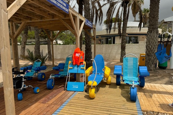 Playa Honda, Puerto Bello y la playa de San Ginés en La Azohía contarán con baño asistido hasta el 1 de septiembre
