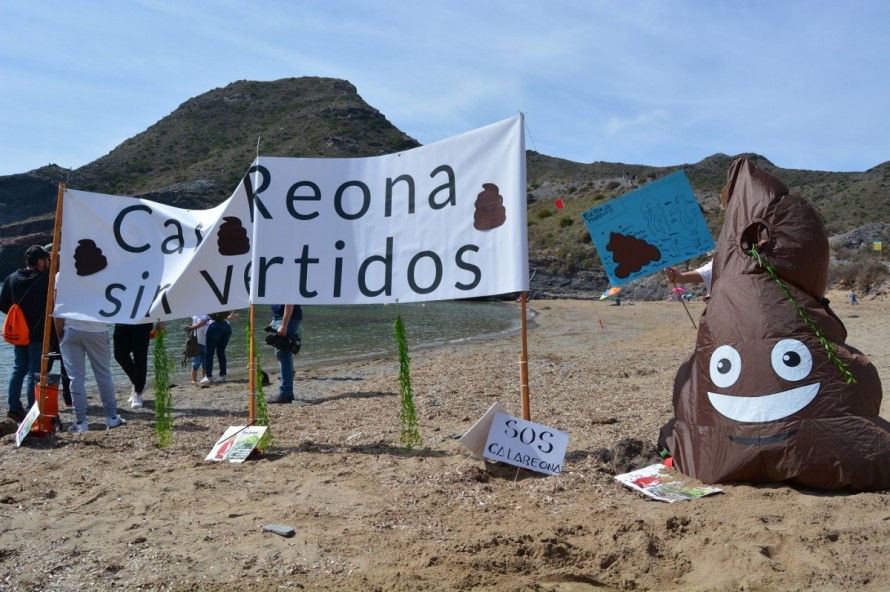 El PP y Vox rechazan pedir más controles sobre los vertidos de Cala Reona mientras llega el nuevo emisario