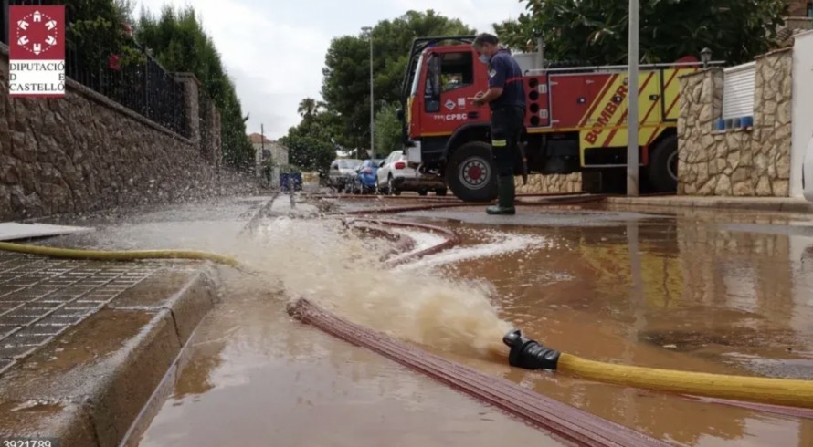 Aemet mantiene el aviso rojo por lluvias en el litoral de Castellón hasta mediodía por acumulados de hasta 250 l/m2