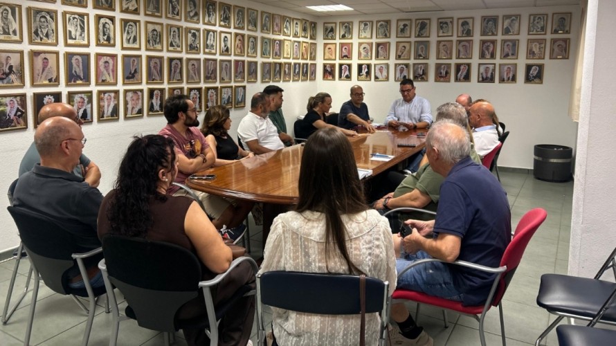 La Federació de Fogueres se reúne con las hogueras fundadoras para crear un ciclo cultural del centenario
