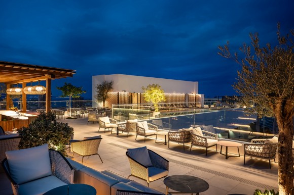 Boga Sky Bar celebra Glow Nights, una noche de velas, saxo en directo y DJ en Playa de San Juan