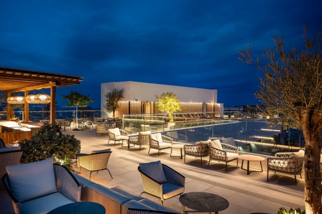 Boga Sky Bar celebra Glow Nights, una noche de velas, saxo en directo y DJ en Playa de San Juan