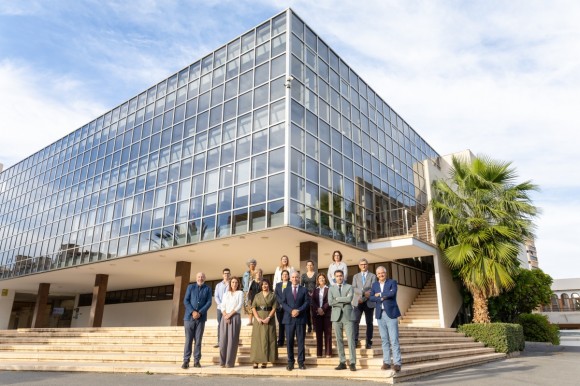 Defensa del médico y su profesión, formación continua y una gran inversión para la investigación:  el COMA se vuelca con los médicos alicantinos 