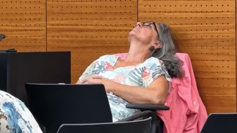 El PSOE de San Vicente pide la reprobación de la concejala de Vox que duerme y come en los plenos