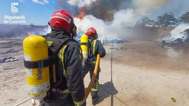 Declarado un incendio en el exterior de una planta de reciclaje en Almassora
