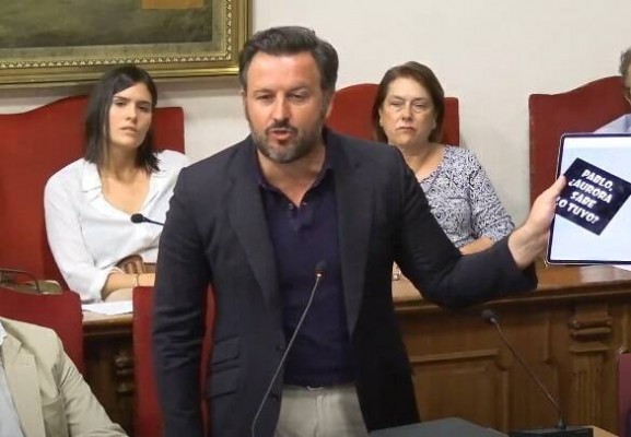 El alcalde de Elche denuncia en Comisaría la distribución de pegatinas homófobas contra él
