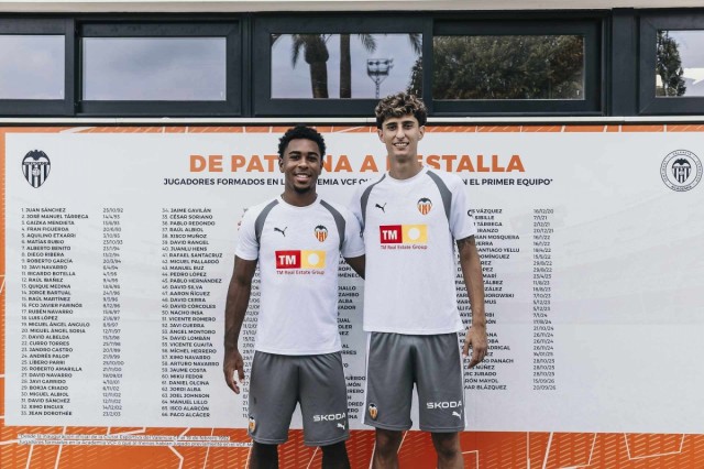 Mayol y Aimar amplían el mural “De Paterna a Mestalla”
