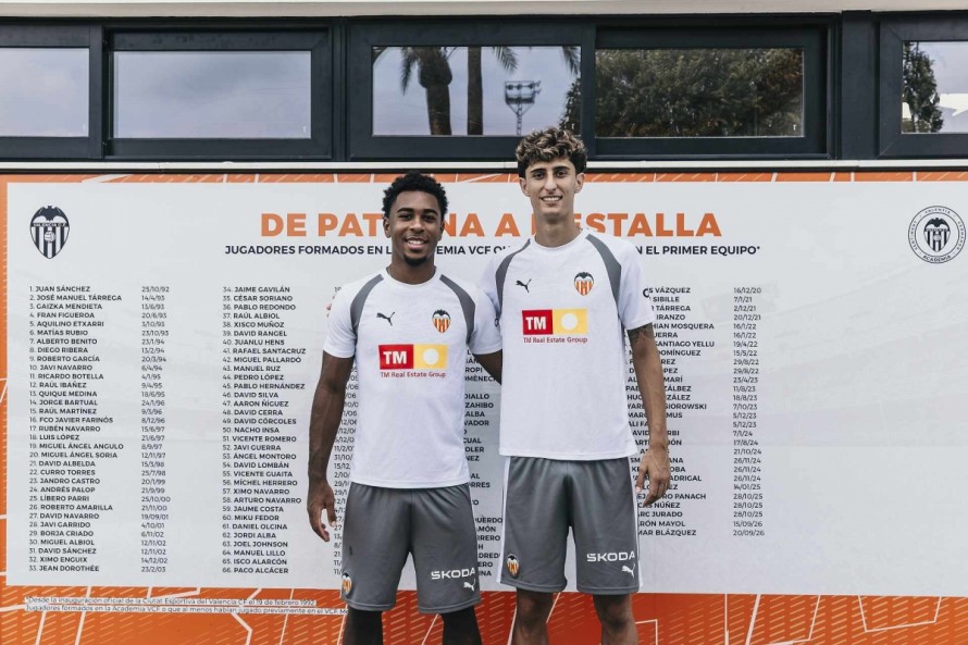 Mayol y Aimar amplían el mural “De Paterna a Mestalla”