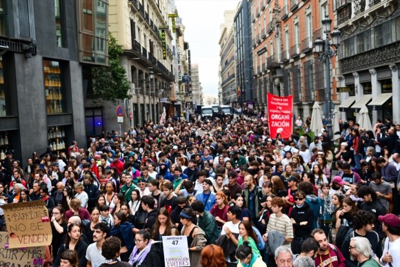 Los manifestantes de Sol se trasladan frente al Congreso: 
