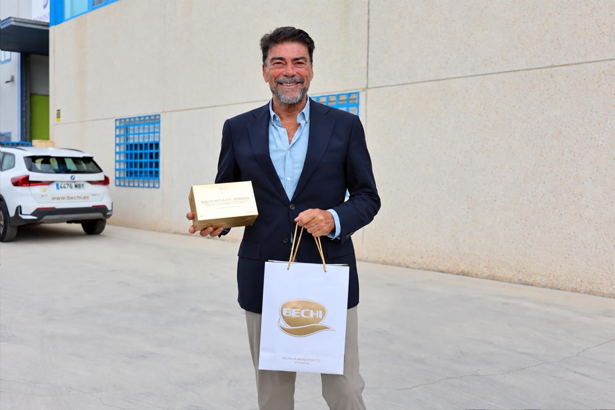 Luis Barcala a la salida de Bechi, con productos obsequio de la firma.